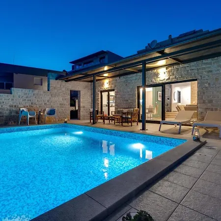 Oslo - Luxury Place With Sea Views & Heated Pool, 300m Far From Sandy