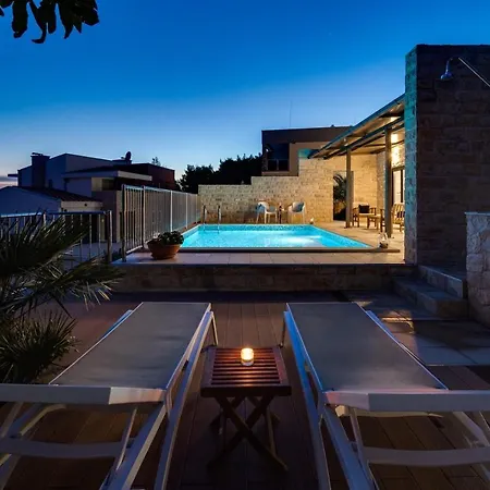 Oslo - Luxury Place With Sea Views & Heated Pool, 300m Far From Sandy Villa Omiš