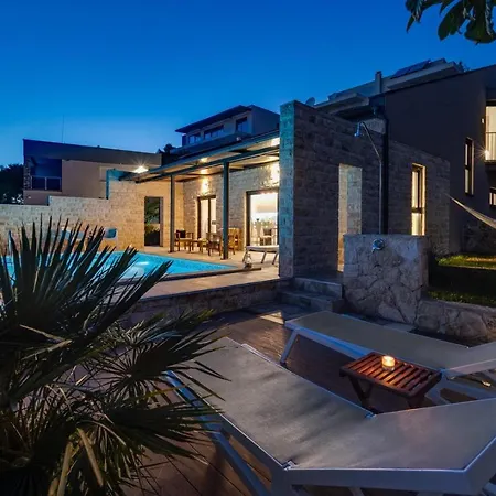 Oslo - Luxury Place With Sea Views & Heated Pool, 300m Far From Sandy Omiš